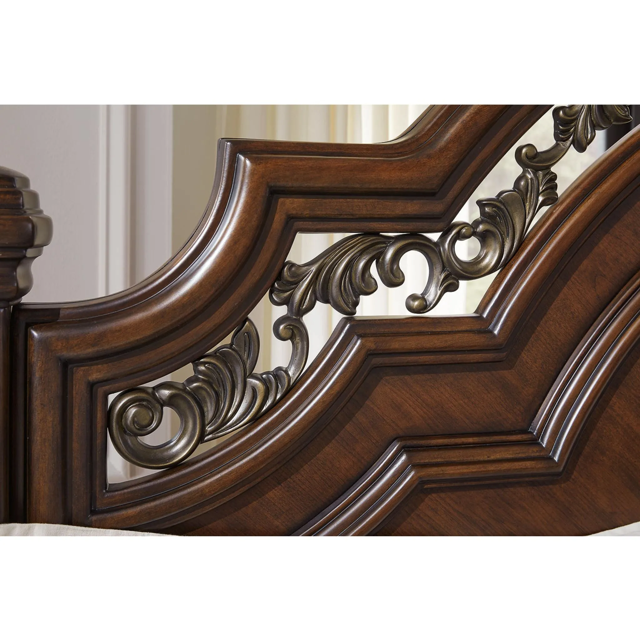 Lavinton Queen Poster Bed - Brown