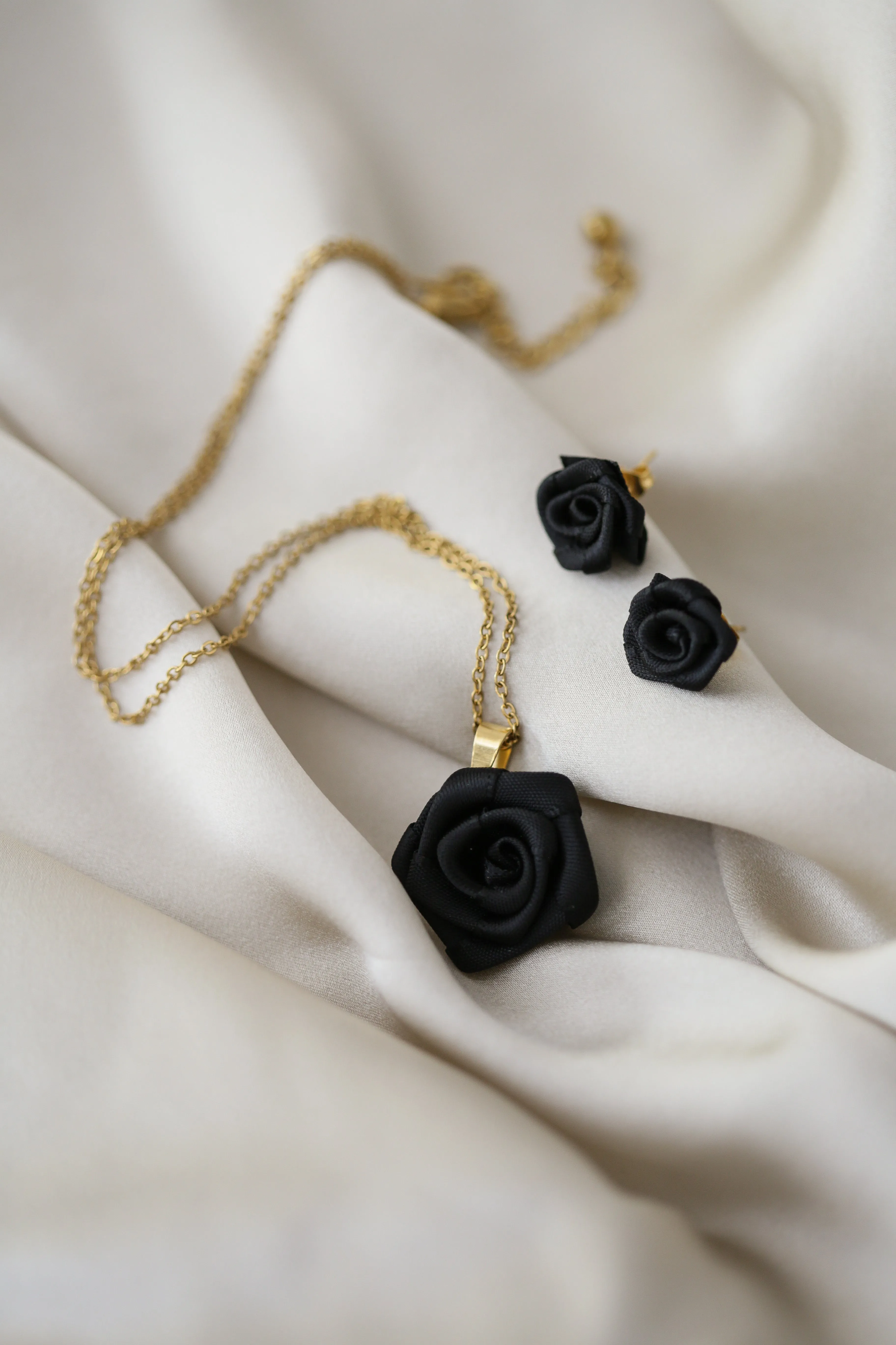 Xenopatra Rose Necklace