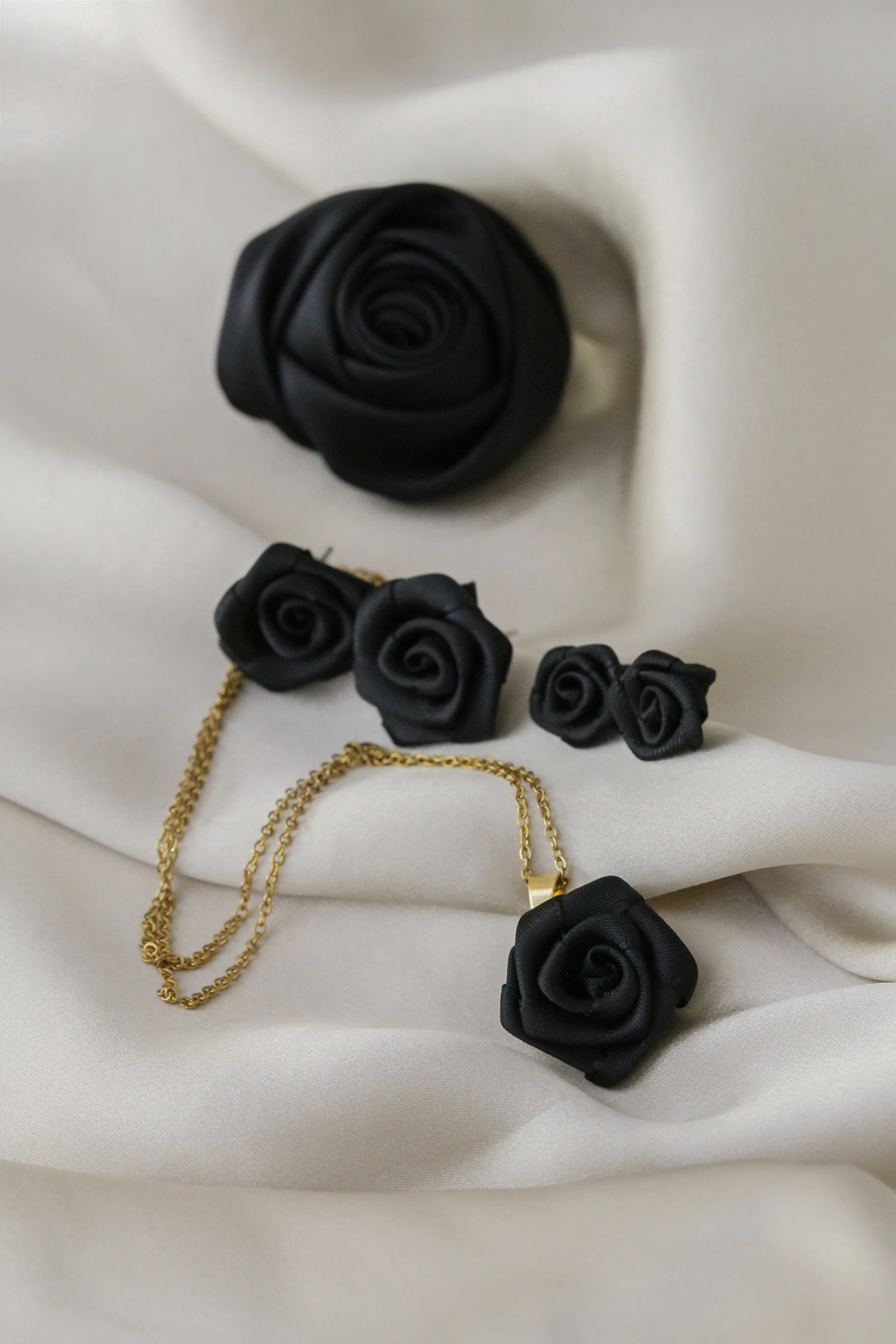 Xenopatra Rose Necklace