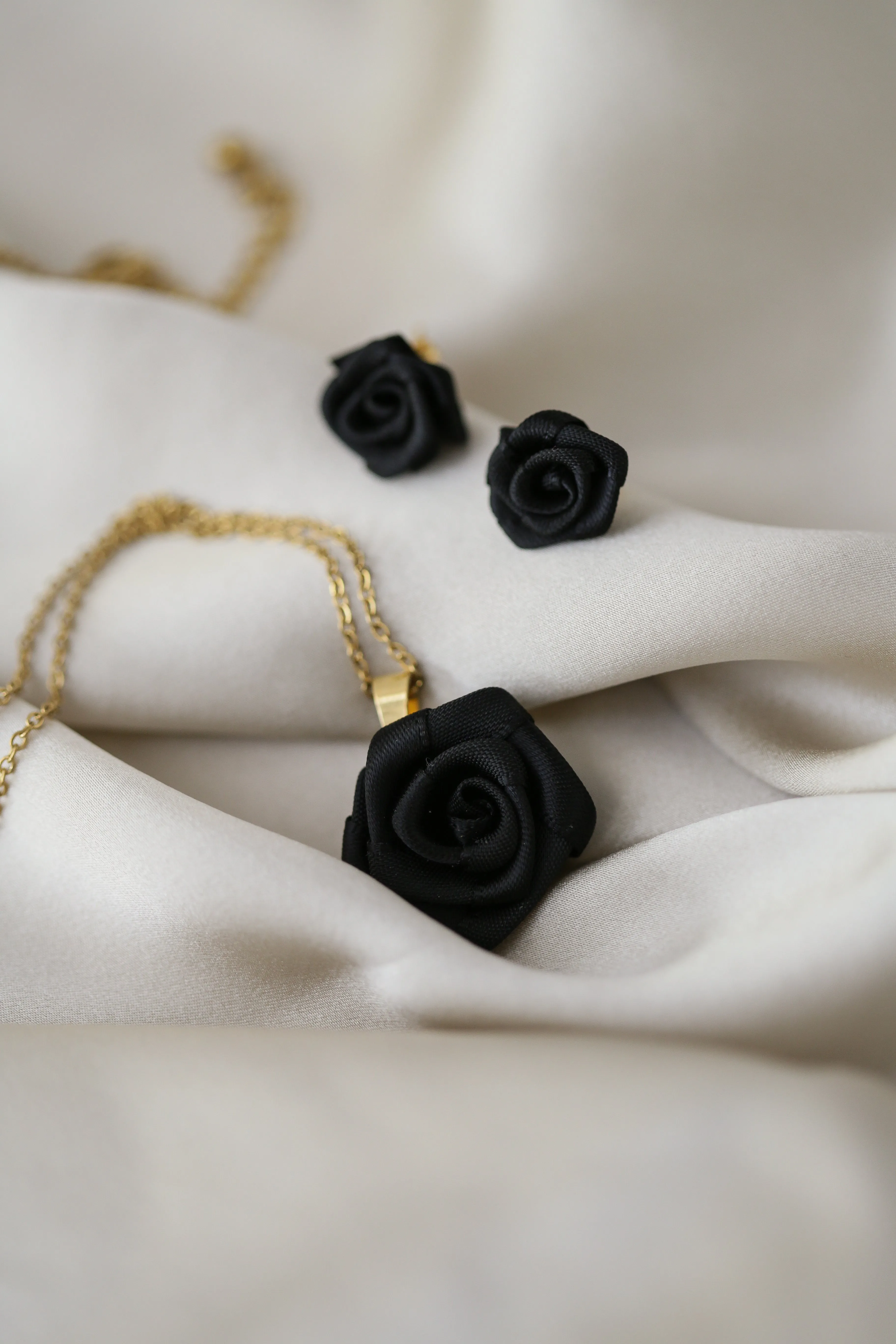 Xenopatra Rose Necklace